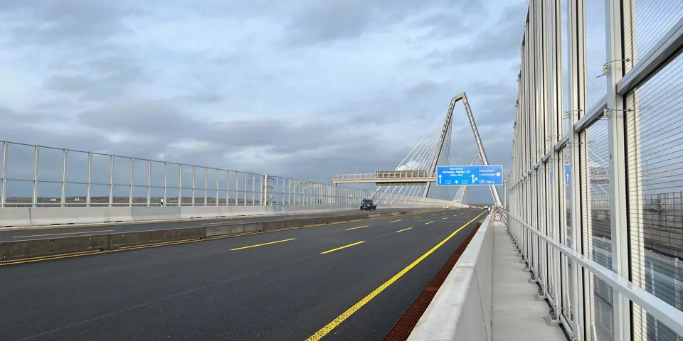 AWK Lärmschutzwand auf der Rheinbrücke Leverkusen – 6,5 m hoch, mit transparenten Elementen