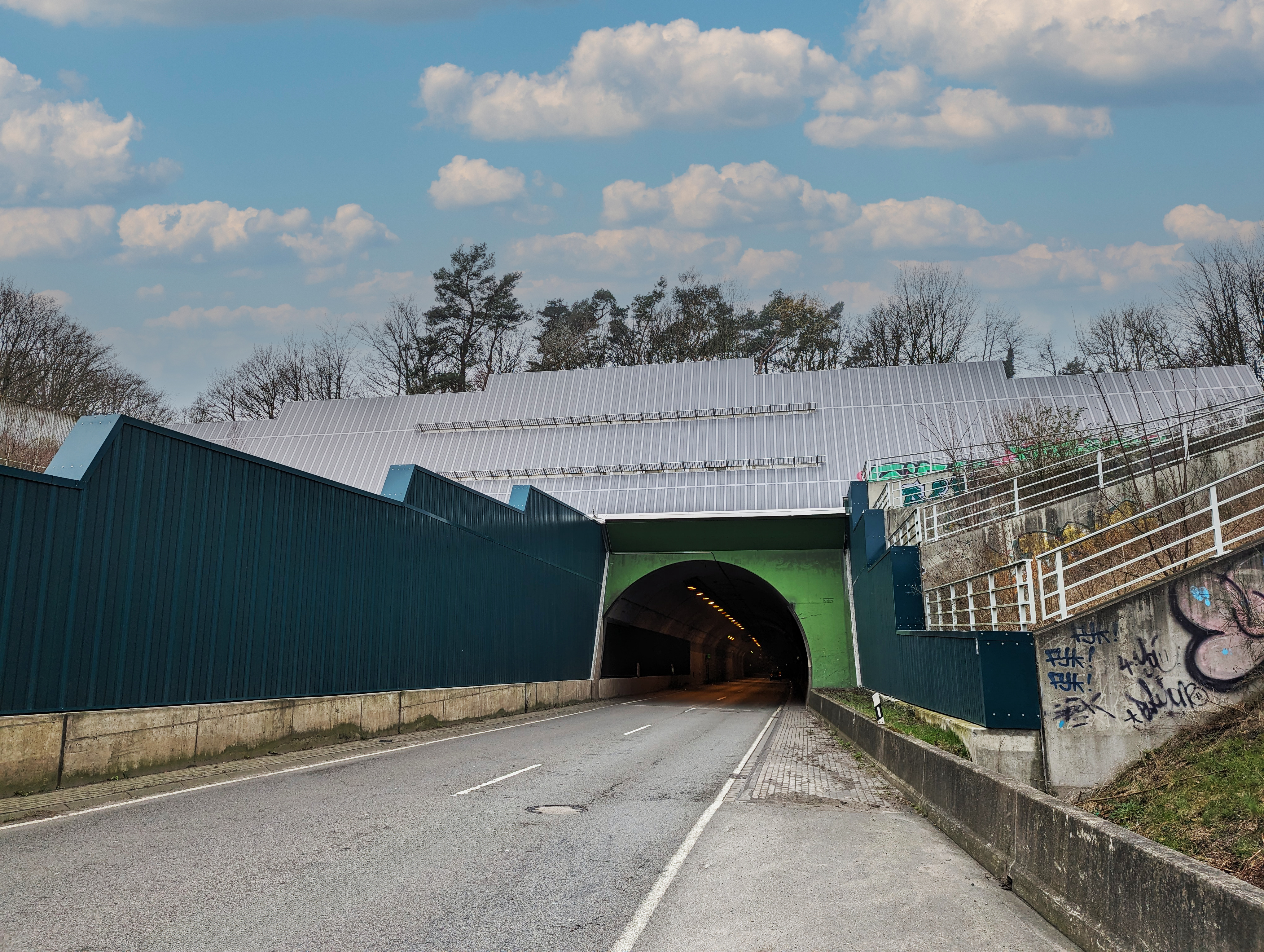 Frisch sanierte Betonoberfläche am Tunnel Berghofen nach Abbruch der Vorsatzschalen