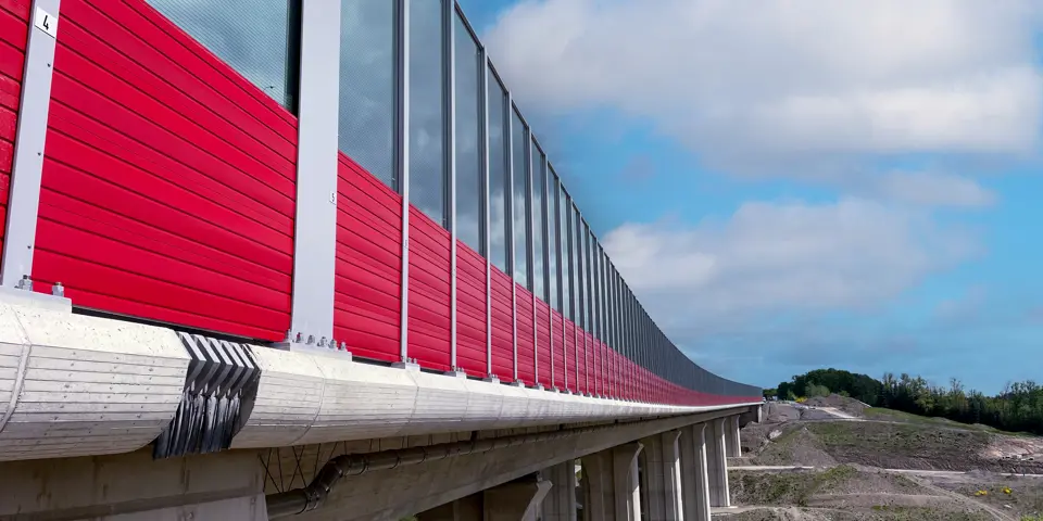 Lärmschutzwand auf der Talbrücke Eisern mit Stahlpfosten und Aluminiumelementen, gebaut von AWK GmbH