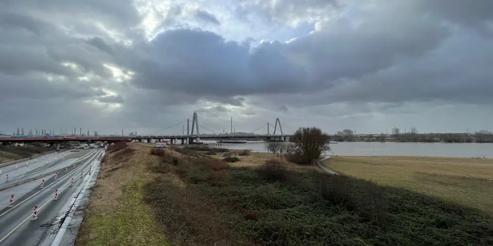 AWK Lärmschutzwand auf der Rheinbrücke Leverkusen – 6,5 m hoch, mit transparenten Elementen