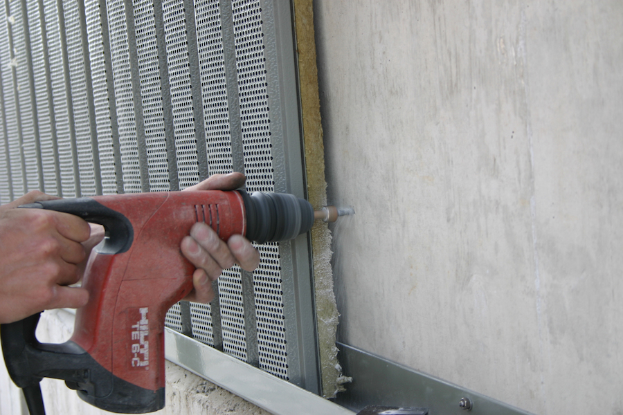 Aufwendige Lärmschutzverkleidung von Stahlspundbohlen an der A 1 bei Hamburg