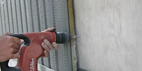 Aufwendige Lärmschutzverkleidung von Stahlspundbohlen an der A 1 bei Hamburg